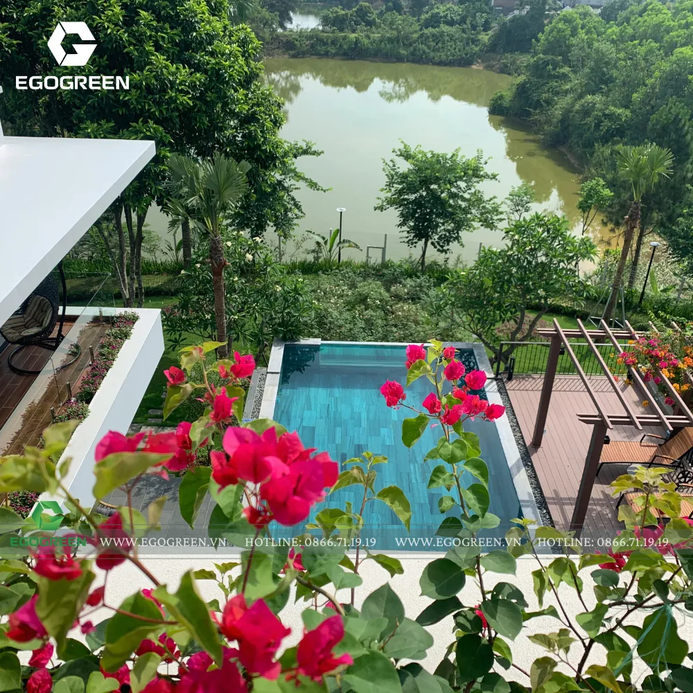 Sự kết hợp giữa cây xanh và hồ nước tạo cảm giác chữa lành cho du khách.